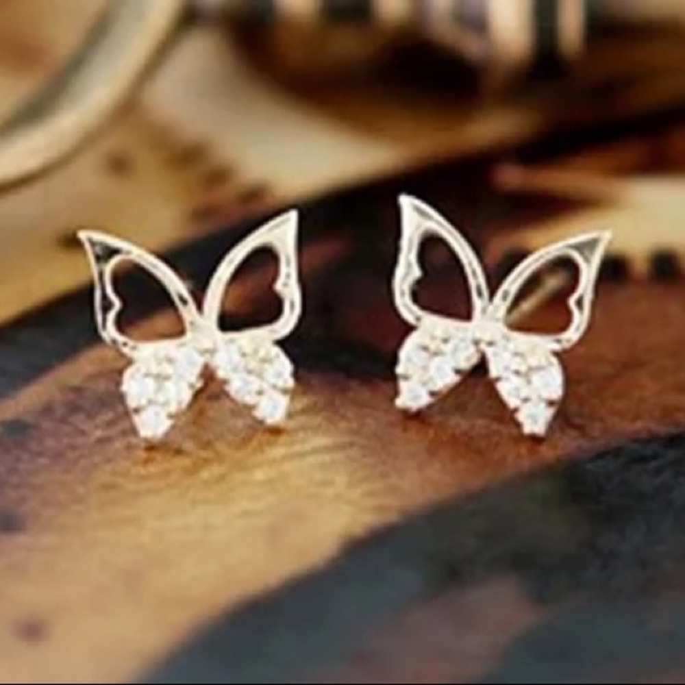 NEW!๐๐๐ฆSILVERY BUTTERFLY STUDS๐ฆ๐๐RHINESTONES - Picture 1 of 3